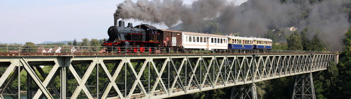 Dampfzug auf Hängebrücke